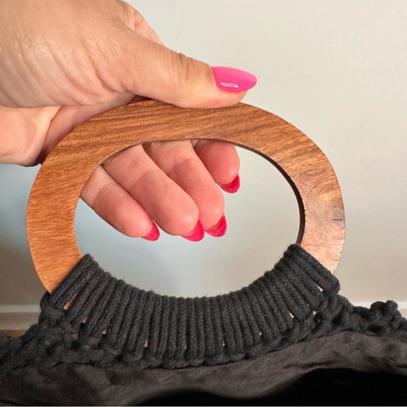 DANIELLE NICOLE | Black Macrame Crochet Crossbody Boho Bag With Wood Handles - Picture 9 of 14